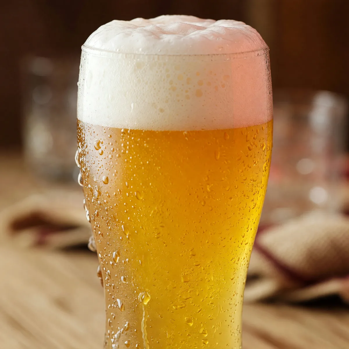 Ein Glas Bier mit Schaumkrone (Symbolfoto)