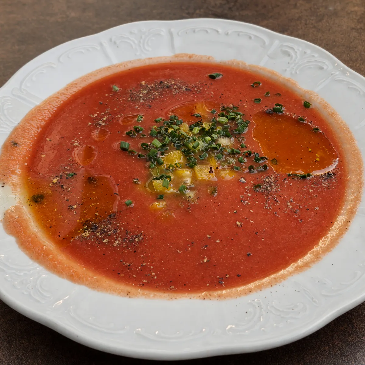 Suppe mit Schnittlauch in einem tiefen weißen Teller